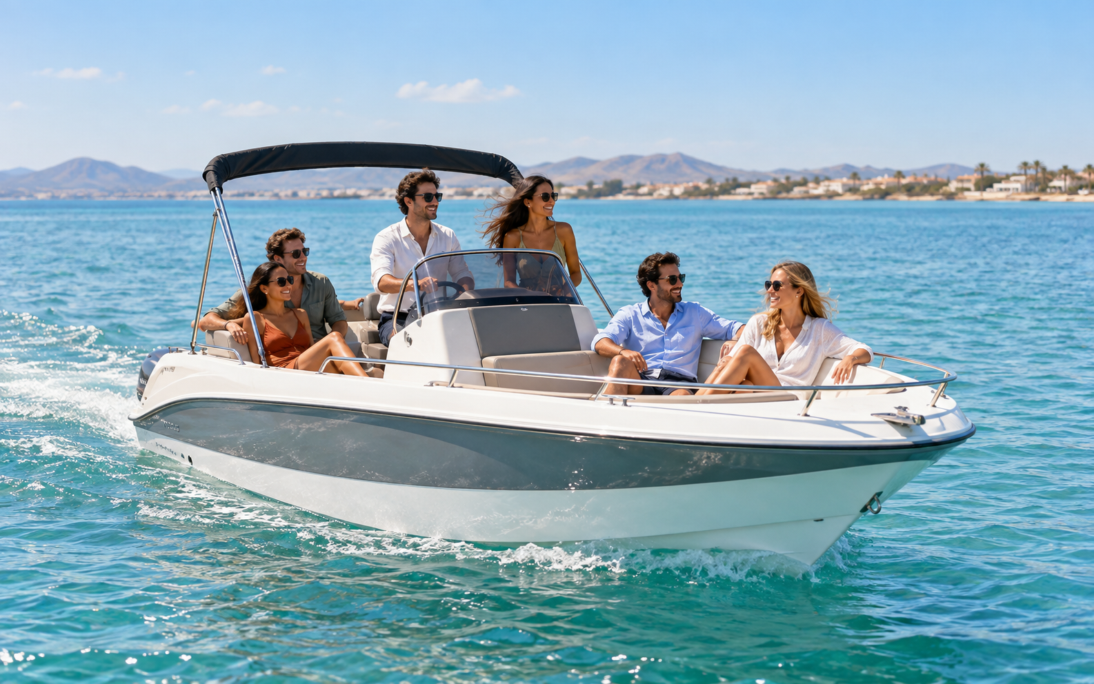 Seis personas disfrutando de una lancha de seis metros en el Mar Menor